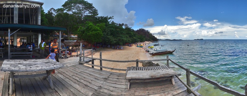 menikmati pantai dari atas balkon