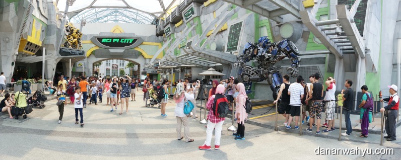 mengantri berfoto dengan figur transformer