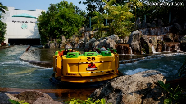 wahana Jurrasic Park Rapids Adventure di Universal Studio Singapura