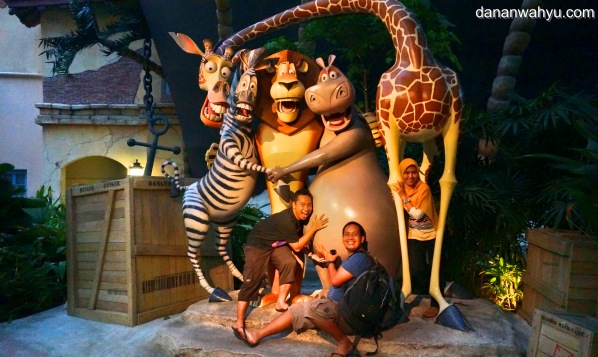 dibantuin foto bareng Madagascar