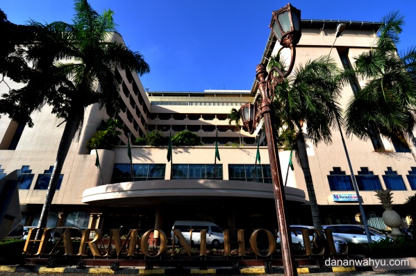 penampakan hotelnya dari depan 