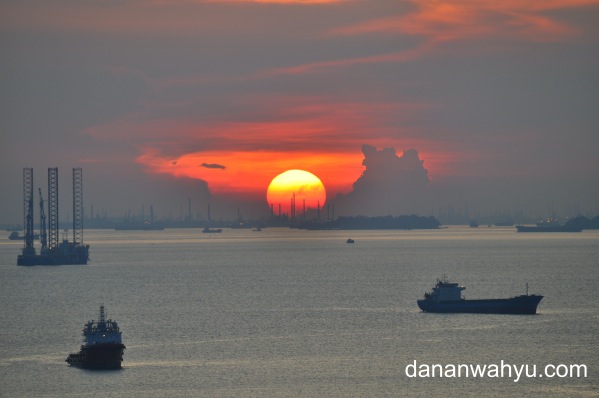 menikmati sunset dari lantai 22 Planet Holiday Resort dan Hotel