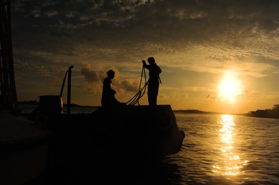 Mengurai masalah tak hanya menonton