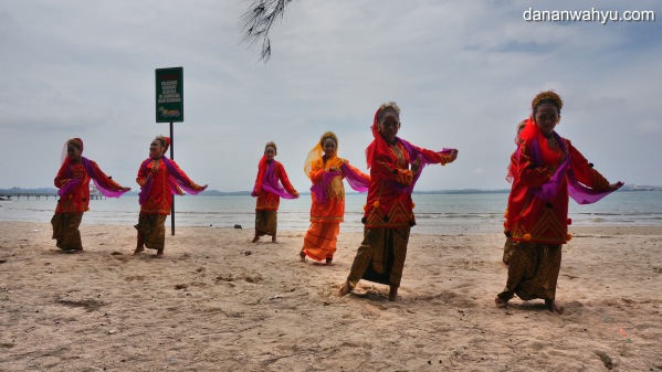 menari penuh kekompakan mengikuti irama