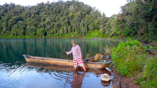 cuma nggaya di pinggir perahu... ngga berani naik taku njomplang