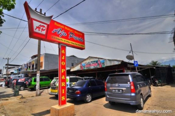 tempat parkir luas dan gratis