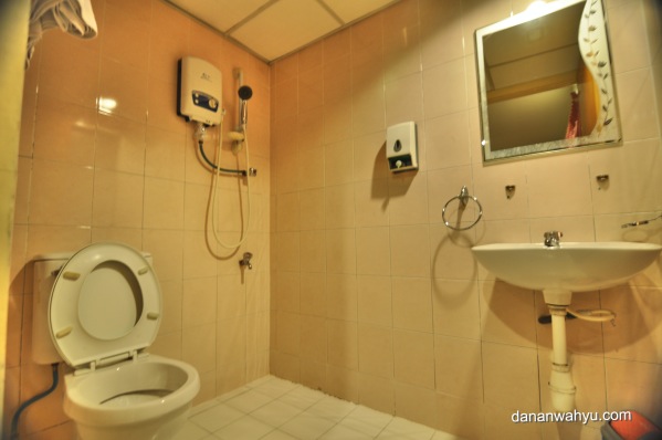 kamar mandi bersih tersedia air hangat dan handuk bersih