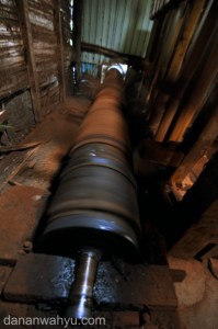 poros kincir menggerakan alu kayu