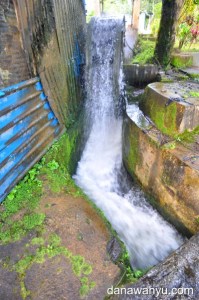 air menghantam sudu-sudu kincir