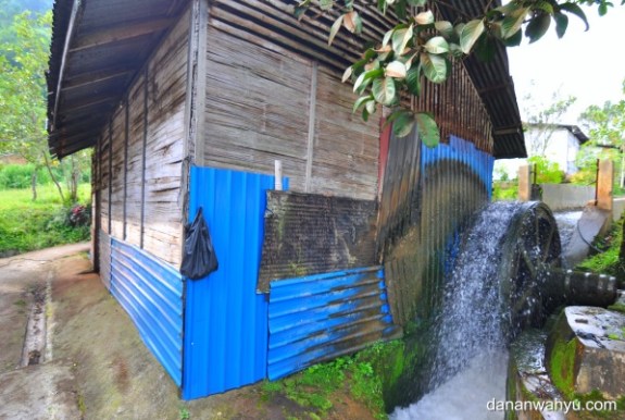 kincir besar di sisi bilik digerakan air mengalir di kanal