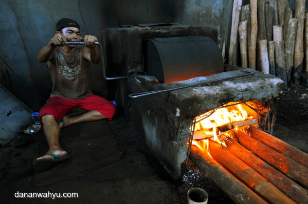 memutar drum agar kopi matang merata