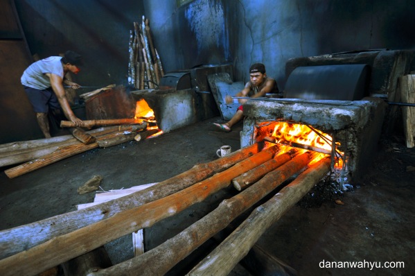 kayu kering disorongkan agar api tetap menyala