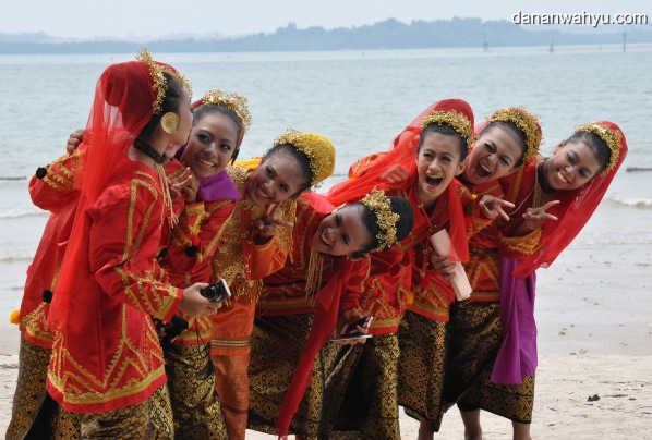 Dayang Kukintan Selfie di tepian Teluk Kering