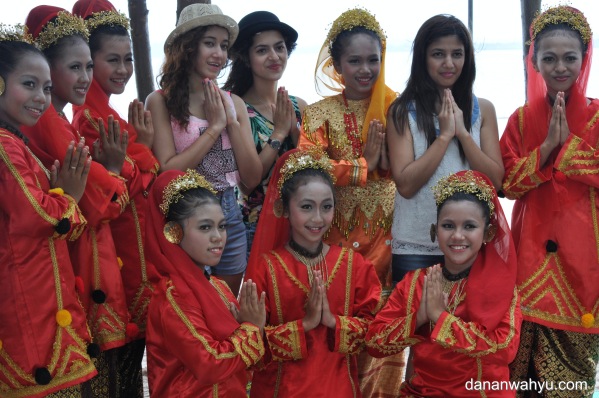 berfoto bersama wisatawan Singapura