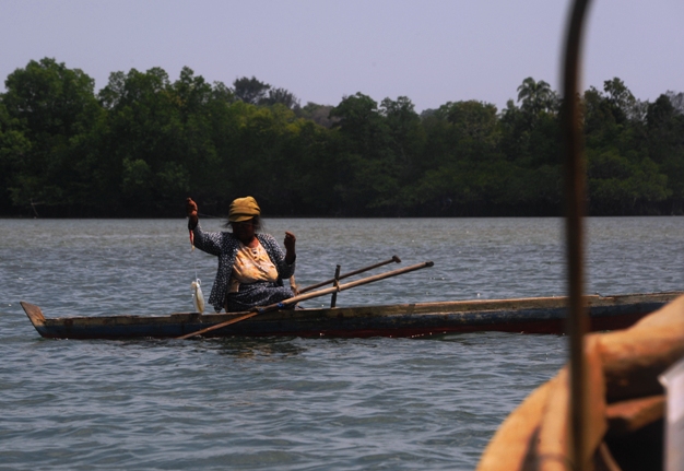 wanita suku laut memancing sotong