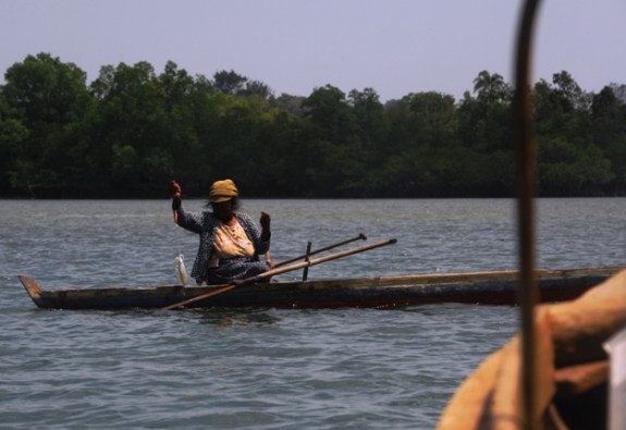 wanita suku laut memancing sotong