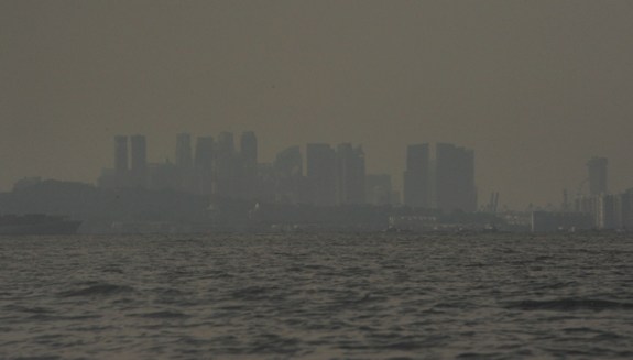 bayangan kapal angkatan laut di antara gedung menjulang