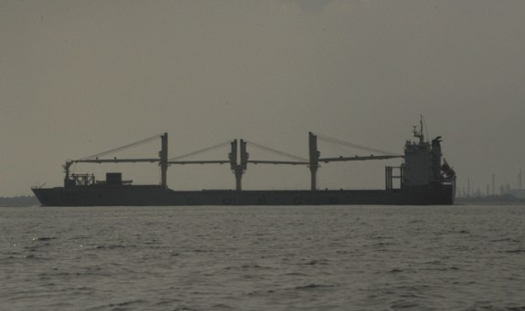 kapal besar menggoyang ombak dan hari (eeh)