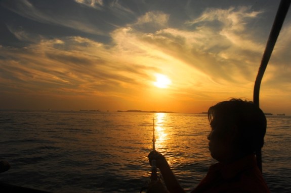 menantang - memancing di perbatasan Indonesia Singapura