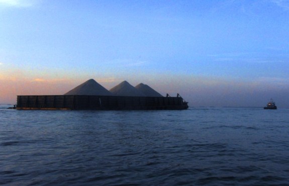 kapal tongkan membawa pasir 