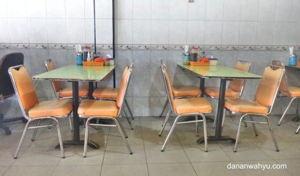 formasi - meja kecil dan empat kursi 