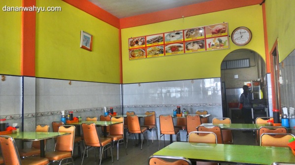 warung mpek-mpek nuansa kuning, hijau, oranye