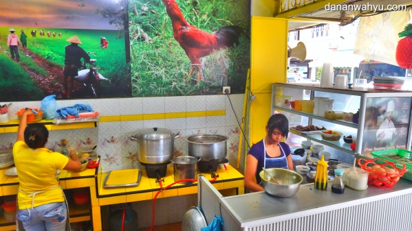 mengintip dapur tempat makanan diracik