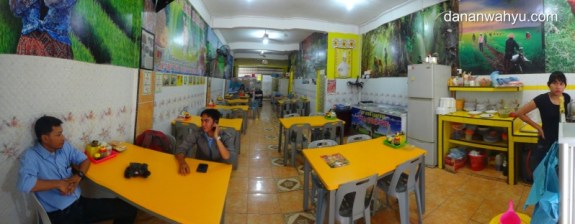 menunggu makanan diracik