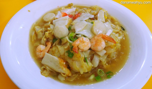 kwetiau siram lezat dengan limpahan seafood mengundang selera