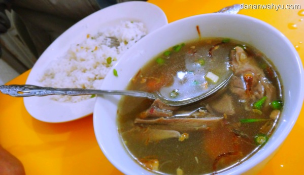 potongan ayam kampung empuk memenuhi Sup  AyamTua Poh Tie