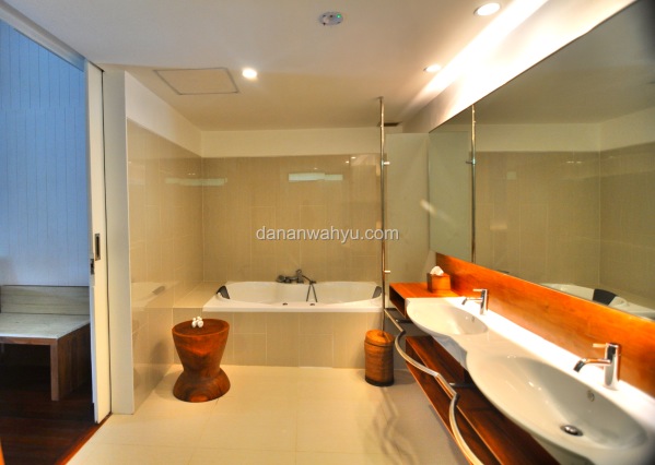 kamar mandinya luas banget jadi mandi berdua