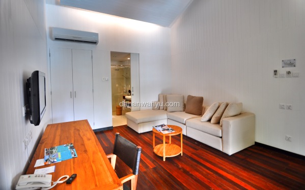 ruang tamu hangat di Riani Suite Beachfront