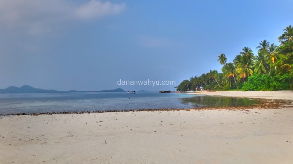 pantai pasir putih ini benar-benar menggoda