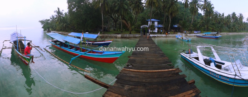 menikmati pagi di dermaga