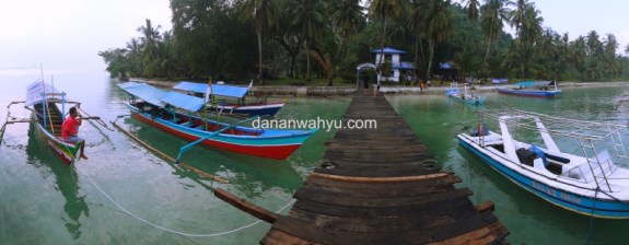 menikmati pagi di dermaga