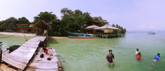 Bermain air di Tanjung Putus