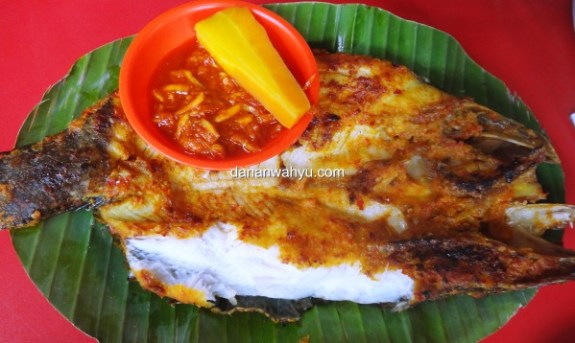 ikan baung bakar bersama sambal mangga