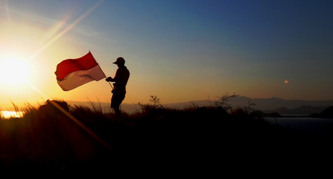 bangga mengibarkan merah putih di Puncak Bukit Kanawa - Taman Nasional Komodo