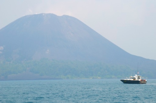 puncak gunung anak Krakatau mulai terlihat