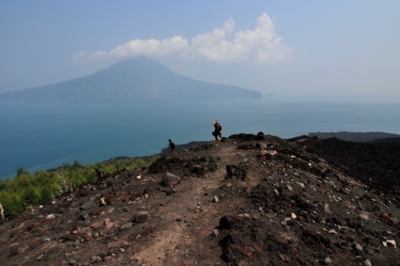 Berdiri di puncak gunung anak krakatau