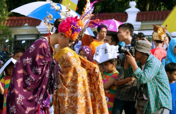 hanya kenarsisan dan moncong kamera membuat mereka bertahan