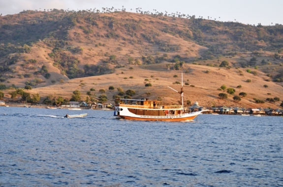 berlayar di depan kampung Komodo
