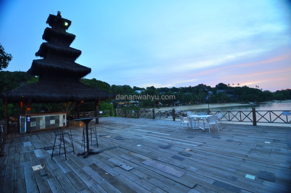 Semburat jingga di ufuk barat