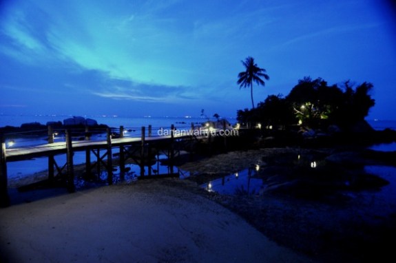 mega menyusup di langit sanja menyisakan temaram biru