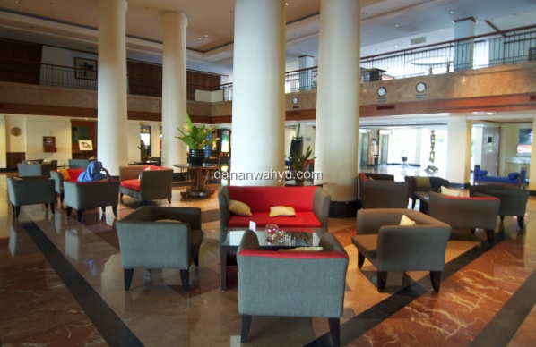 Desain minimalis Lobi Novotel Hotel