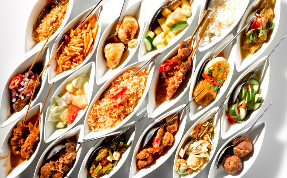 versi asli rijsttafel terdiri 60 ragam kuliner (sumber http://www.garoeda)