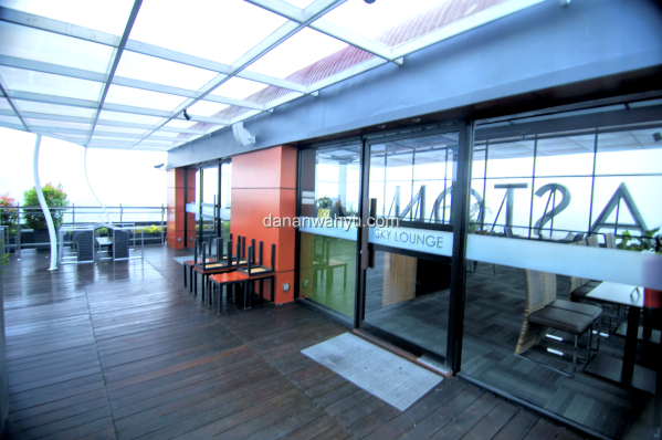 lounge di puncak gedung 