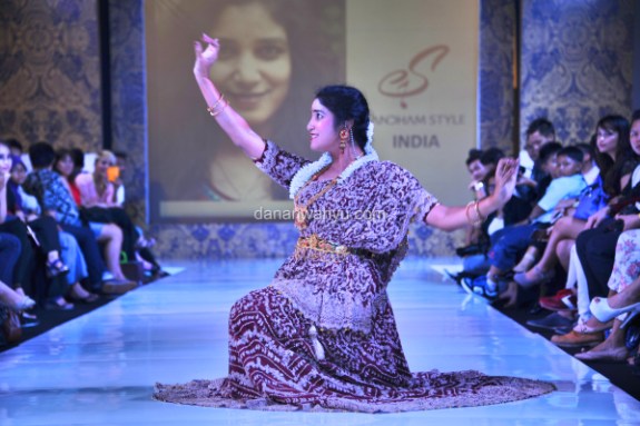 penari India menyemarakan suasana