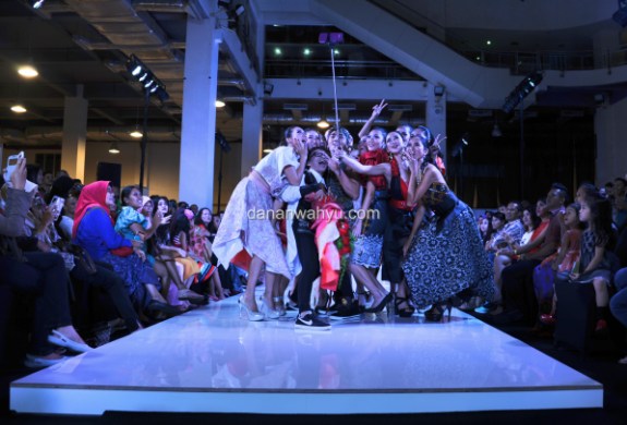 Hengki Kawilarang - Kemeriahan pesta dalam balutan tenun Sumba