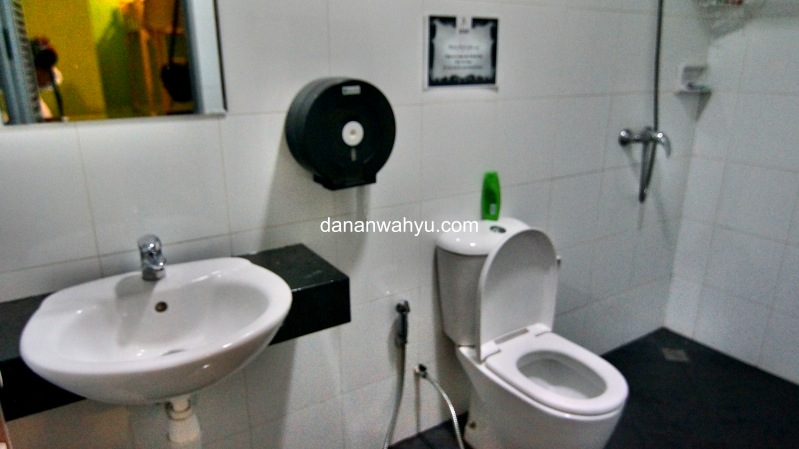 kebersihan penginapan tercermin dari kamar mandinya